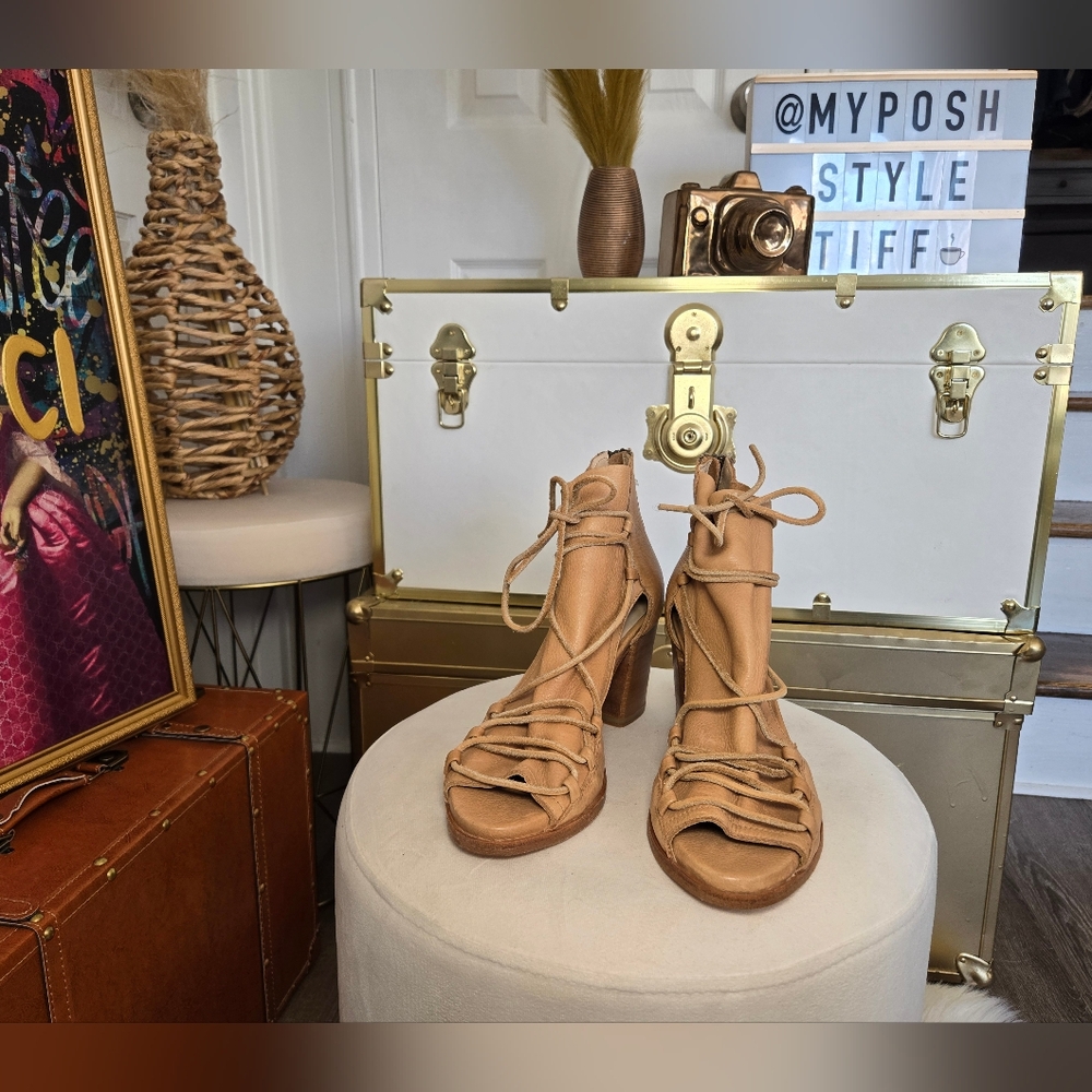 CUTE TAN BASKE LEATHER HEELS WITH SUEDE LACES 🤎